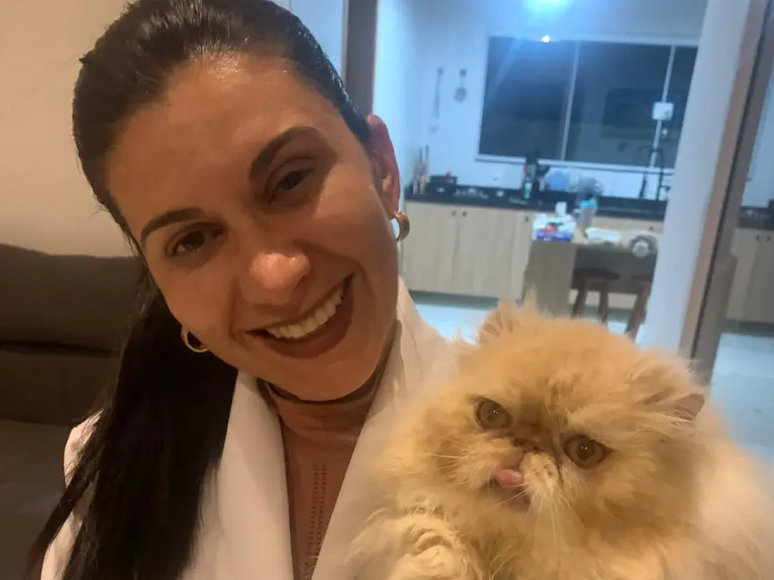 Dra. Fernanda cuidando de pet em domicílio